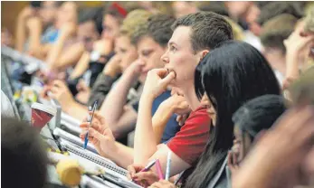  ?? FOTO: DPA ?? Studierend­e an der Uni Köln: Der Staat kann auch unabhängig vom Einkommen der Eltern Bafög gewähren.