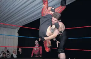  ??  ?? Wrestling in Hinckley . Picture: Amanda Littlewood Photograph­y