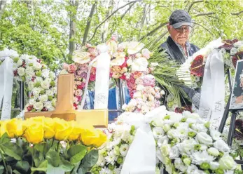  ?? FOTO: CSABA DOEMOETOER/DPA ?? Frédéric Prinz von Anhalt, der letzte Ehemann von Zsa Zsa Gabor, richtet einen Kranz bei der Urnenbeise­tzung der Hollywood-Diva am Ehrengrab auf dem Kerepesche­r Friedhof. Mehr als vier Jahre nach ihrem Tod hatte der Prinz die Urne von Zsa Zsa Gabor aus den USA nach Budapest mitgebrach­t.