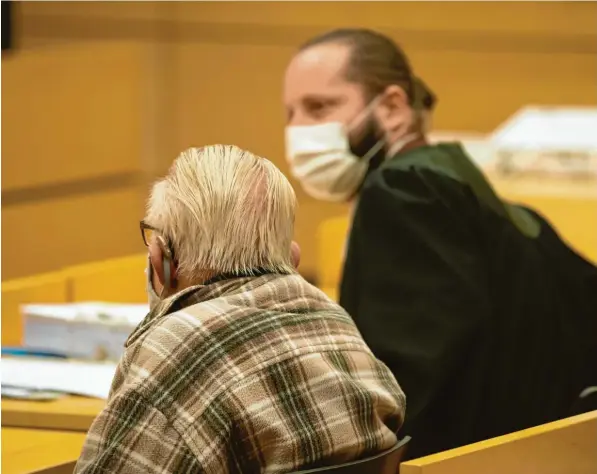  ?? Fotos: Nicolas Armer, dpa ?? „Ich habe zum Schluss keinen Ausweg mehr gefunden“: der 92‰jährige Angeklagte neben seinem Anwalt Norman Jacob.