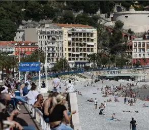  ??  ?? À Nice, Prom’ et plage ont été prises d’assaut. Mais la police veillait au grain, entre conciliati­on et « alignement ». (Photos Eric Ottino)