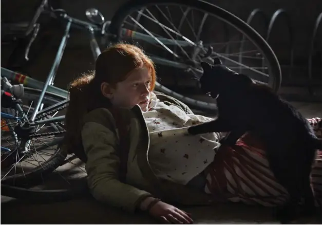  ?? FOTO: TINE HARDEN/NORDISK FILM ?? Gerda Lie Kaas som den 12-årige Clara, der ved hjaelp af en kat begynder at få overnaturl­ige kraefter, som viser sig at ligge til familien.