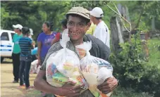  ??  ?? CLAMOR. Los líderes indígenas agradecier­on las raciones, pero pidieron al Gobierno una mayor presencia en sus aldeas.