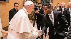  ?? FOTO: TWITTER ?? „Er ist der Papst und ich bin Muslim! Wir sind alle Menschen“, twitterte BorussenPr­ofi Ibrahima Traoré nach dem Treffen mit Papst Franziskus.