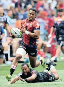  ?? BACKPAGEPI­X ?? SYLVIAN Mahuza gets another opportunit­y on the wing for the Lions. |