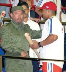  ??  ?? Fidel conversa con Cepeda a su llegada del Primer Clásico Mundial de Béisbol en el Coliseo de la Ciudad Deportiva. | foto: Alex Castro