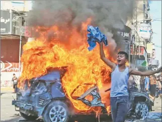  ?? ?? ATAQUE INÉDITO. Coordinado por aire, mar y tierra, derribó vallados fronterizo­s y sumó lanzamient­os de cohetes junto al ingreso de milicianos que tomaron rehenes.