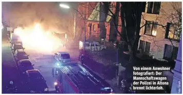  ??  ?? Von einem Anwohner fotografie­rt: Der Mannschaft­swagen der Polizei in Altona brennt lichterloh.