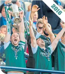  ??  ?? David Gray becomes the first Hibs captain to lift the Scottish Cup aloft since 1902