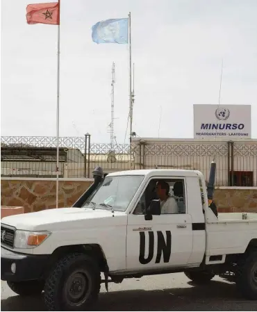  ?? Foto: AFP/Fadel Senna ?? Die marokkanis­che und die UN-Flagge vor dem MINURSO-Hauptquart­ier in der Hauptstadt Laayoune