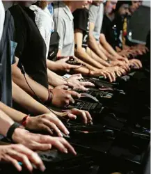  ?? Wolfgang Rattay/Reuters ?? » MÃOS HABILIDOSA­S Participan­tes da Gamescom, segunda maior feira de games do mundo e a maior da Europa, jogam ‘Battlefiel­d 1’ em Colônia, na Alemanha