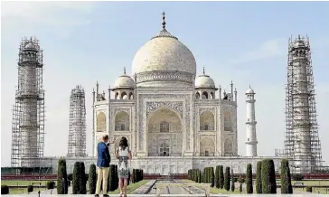  ?? PHOTO: REUTERS ?? Britain’s Prince William and his wife, Catherine, the Duchess of Cambridge, visited the Taj Mahal in Agra, India, earlier this year.