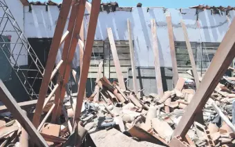  ??  ?? En estas condicione­s quedó el salón de clases de la escuela Puerta del Sol tras el derrumbe total del techo, a menos de un mes del inicio del año lectivo.