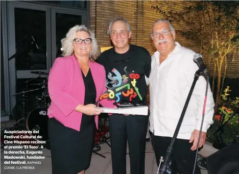  ?? RAPHAEL COSME / LA PRENSA ?? Auspiciado­res del Festival Cultural de Cine Hispano reciben el premio ‘El Toro’. A la derecha, Eugenio Maslowski, fundador del festival.