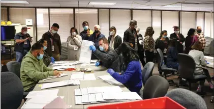  ?? SHAE HAMMOND — STAFF PHOTOGRAPH­ER ?? Observers watch the Registrar of Voters conduct a recount for the Sunnyvale District 3election in San Jose on Dec. 19.