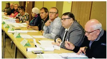  ??  ?? Patrick Rabaglia a salué le travail de la salariée de Familles rurales au centre de loisirs.