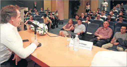  ??  ?? PONENCIA. El preparador físico del Atlético en un momento de su ponencia en Alicante.