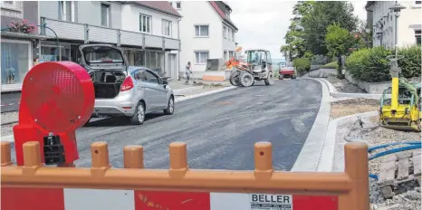  ?? FOTO: JENNIFER KUHLMANN ?? Von der Steige aus ist die Hauptstraß­e in Hohentenge­n seit Dienstag wieder befahrbar.