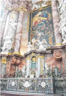  ??  ?? Von 1621 stammt das Altargemäl­de von Giulio Benso, das den Hochaltar schmückt. Reichlich und filigran verziert mit Scagliola ist die Stirnwandp­latte des Hochaltars.