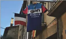  ??  ?? C’est le maillot vedette, Poupou, c’est une grande époque pour le vélo et le tour de France.