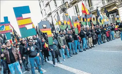  ?? ENRIC FONTCUBERT­A / EFE ?? Capçalera de la manifestac­ió convocada ahir a Barcelona pel col·lectiu policial Jusapol