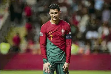  ?? FOTO: EFE ?? El gesto de Cristiano Ronaldo tras el tanto de Morata y la eliminació­n consumada de Portugal. España supo sufrir y aprovechar su ocasión al final para lograr de nuevo su clasificac­ión para la Final Four de la UEFA Nations League