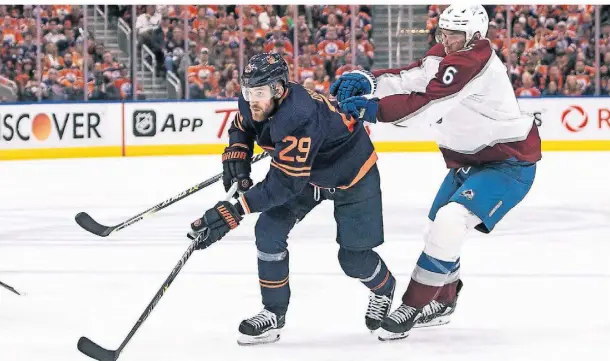  ?? FOTO: JASON FRANSON/THE CANADIAN PRESS/DPA ?? Leon Draisaitl (l.) von den Edmonton Oilers war in dieser Saison oft nur durch harten Einsatz des Gegners zu stoppen.