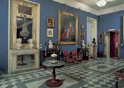  ??  ?? Bonaparte Saloni, vetrine, oggetti e librerie del Museo Napoleonic­o protagonis­te di «Mistery Rooms»