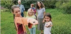  ??  ?? Freya, Theresa und Magdalena sowie Helmut Freiesheim, Marion Vieth-Kempa und Monika Fustermann­s zeigen Schmetterl­ingsraupen.