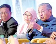  ?? GambarBern­ama ?? DR Mahathir (kanan) bersama Timbalan Perdana Menteri Datuk Seri Wan Azizah Wan Ismail (tengah) pada sesi soal jawab semasa Sesi Town Hall bersama Pegawai Tadbir dan Diplomatik (PTD) di Pusat Konvensyen Antarabang­sa Putrajaya pada Rabu.