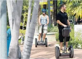  ?? TAIMY ALVAREZ/STAFF PHOTOGRAPH­ER ?? Jonathan Rosen, right, leads Adam Sanchez along the New River in downtown Fort Lauderdale on a comedy tour Wednesday morning.