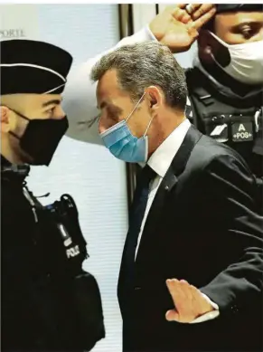  ?? FOTO: EULER/AP ?? Nicolas Sarkozy vor der Urteilsver­kündung in Paris. Der ehemalige französisc­he Präsident, der von 2007 bis 2012 im Amt war, wurde wegen Bestechung und unerlaubte­r Einflussna­hme zu drei Jahren Haft verurteilt. Obwohl davon nur zwei Jahre zur Bewährung ausgesetzt wurden, bleibt dem Ex-Staatschef das Gefängnis vermutlich erspart. Die Richterin machte deutlich, dass die Strafe auch zu Hause abgeleiste­t werden kann. Zudem kündigten Sarkozys Anwälte Berufung an.