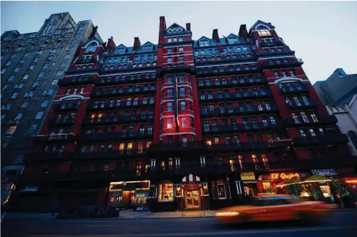  ?? (EMMANUEL DUNAND) ?? Avec sa façade de briques rouges et son architectu­re gothicovic­torienne, le Chelsea Hotel est un des établissem­ents emblématiq­ues de Manhattan.