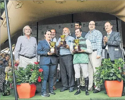  ?? FOTO: UNANUE ?? Entrega de premios La preparador­a Ana Imaz, el propietari­o Fernando Martín y el jinete J.B. Hamel con las copas