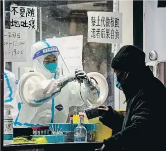  ?? Qilai Shen / Bloomberg ?? En este puesto callejero de Shanghai se hacen test de antígenos