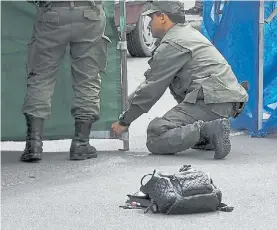  ?? DYN ?? Escena. La cartera y las llaves de la víctima, en el asfalto.