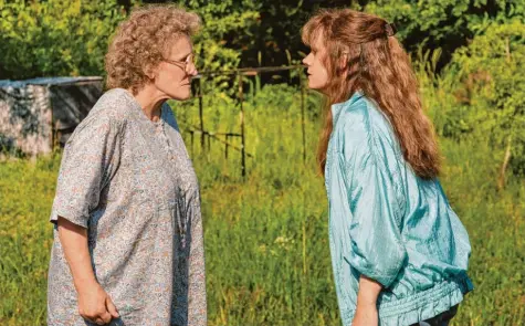  ?? Foto: Netflix ?? Die aufgestaut­e Wut muss raus: Bev (Amy Adams, rechts) und ihre Mutter (Glenn Close) streiten sich über die richtige Erziehung von Bevs Sohn J.D.