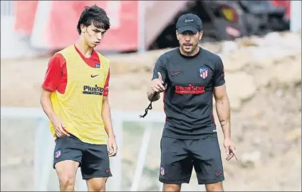  ?? FOTO: J.A.S. ?? Diego Pablo Simeone, en un entrenamie­nto del Atlético de Madrid con Joao Félix, el fichaje más caro de la historia del club