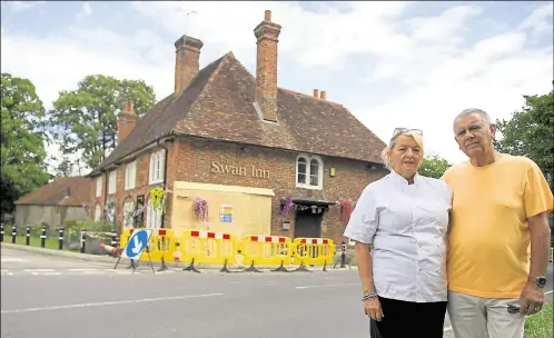  ?? Picture: Barry Goodwin ?? Ann and Ray Perkins are still welcoming punters to their pub, even though the building is out of bounds