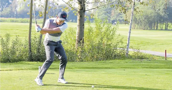  ?? ARCHIVBILD: KEVIN KNOCHE ?? Ab Mittwoch wieder geöffnet: Alexander Lauer vom Golfclub zur Vahr schlägt auf der Anlage des Golfclubs am Meer ab.