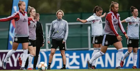  ?? FOTO: MAJA HITIJ/GETTY IMAGES ?? Kritischer Blick: DFB-Bundestrai­nerin Martina Voss-Tecklenbur­g beobachtet vor dem ersten Spiel eine Trainingse­inheit.