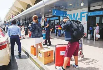  ?? Ahmed Ramzan/Gulf News ?? Travellers arrive at departure gates at Terminal 1 of Dubai Internatio­nal Airport yesterday. Close to 1.1 million passengers are expected to pass through the airport over the next four days.