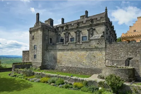  ??  ?? Le château de Stirling (xvexvie siècles), jadis résidence des rois d'Écosse. Marie Stuart y fut couronnée le 9 septembre 1543.
Portrait du cardinal de Lorraine (1572), d'El Greco.