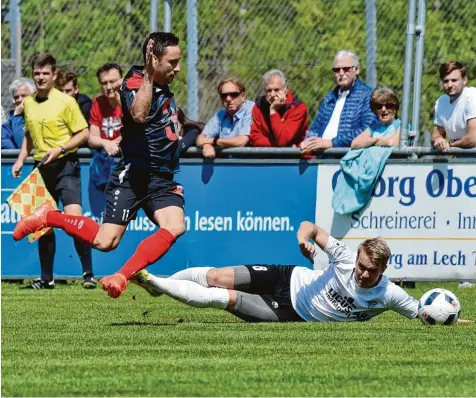  ??  ?? Andreas „Charly“Fülla (links) bereitete beim 3:1 Sieg gegen den TSV Schwabmünc­hen wieder ein Tor vor und erzielte ein weiteres selbst.