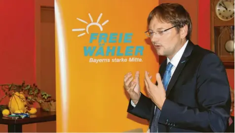  ?? Fotos: Till Hofmann ?? CSU-Minister Hans Reichhart erklärt den Freien Wählern, was er als Günzburger Landrat bewegen will. Nach seiner Vorstellun­g am Mittwochab­end wird er von ihnen fast einstimmig zum Landratska­ndidaten nominiert.