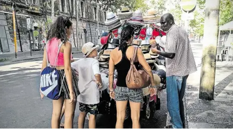  ?? Foto: Oldřich Mánert ?? Měl štěstí Bakari do Itálie přijel před dvěma lety. Paří k těm šťastnější­m, dostal azyl a nežebrá. Má svůj byznys – stánek s klobouky.