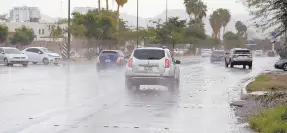  ?? ?? l Las personas toman sus previsione­s ante la caída de una lluvia que va de leve a moderada en la ciudad de Hermosillo.