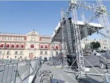  ??  ?? En la plancha del Zócalo capitalino ya se observa el templete que usarán los organizado­res para la presentaci­ón de varias bandas y solistas.