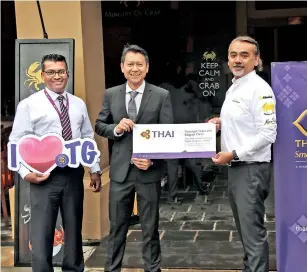  ??  ?? Thai Airways Acting Supervisor Sales P. Balanathan and Thai Airways General Manager Sri Lanka and the Maldives Narintorn Sukkaseam with Dharshan Munidasa