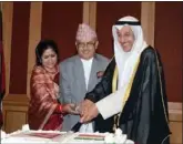  ??  ?? .. والمغامس والسفير النيبالي وحرمه يقطعون كيكة الاحتفال